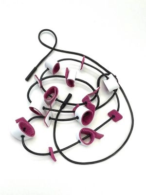 Колье из кожи РОЛЛЫ белый розовый чёрный арт 45903 в магазине дизайнерских украшений Cherepaha.shop