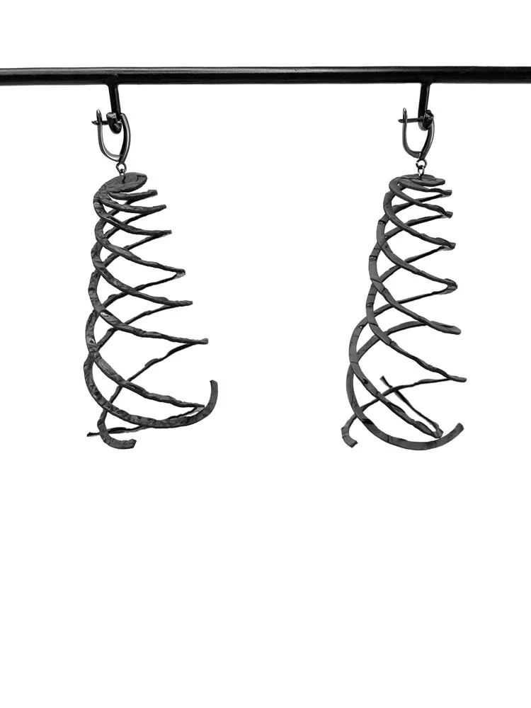 Серьги из кожи СПИРАЛЬ серый крокодил арт 60703