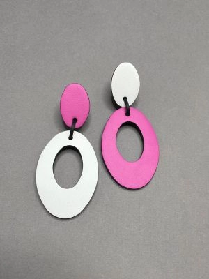 Серьги из кожи фуксия белый арт 37501 в магазине дизайнерских украшений Cherepaha.shop