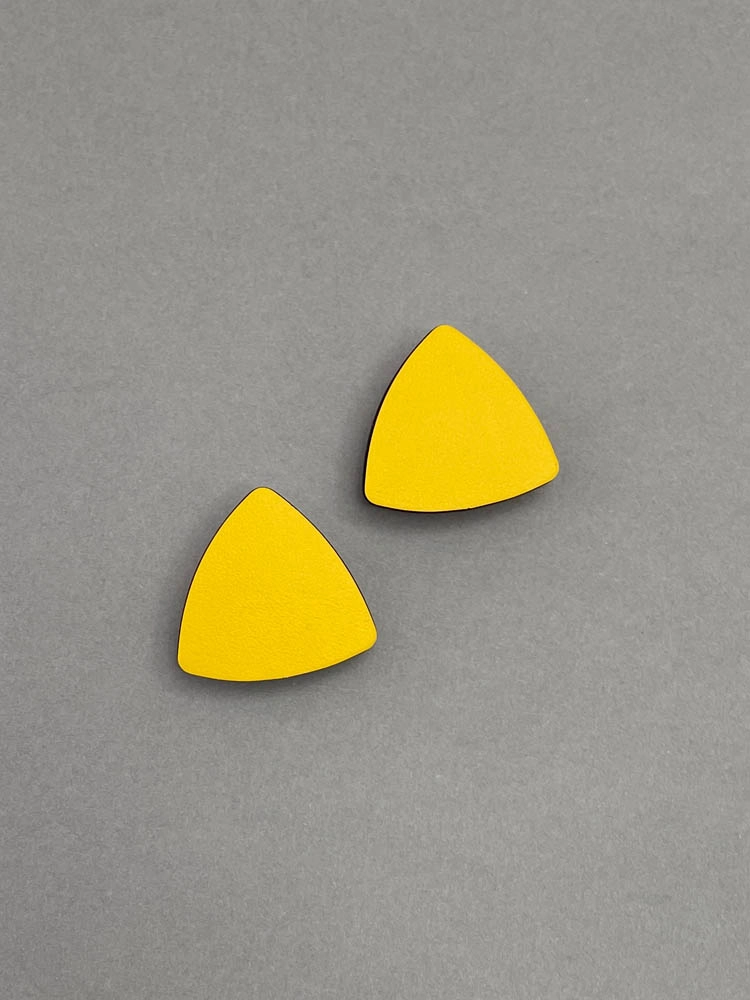 Серьги из кожи ТРЕУГОЛЬНИК пусеты жёлтый чёрный арт 41504