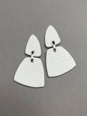 Серьги из кожи белый арт 37607 Серьги из кожи белый арт 37607