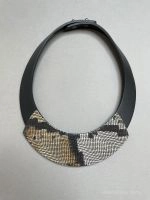 Гривна из кожи ЛЭЙ бежевая змея чёрный арт 37801 в магазине дизайнерских украшений Cherepaha.shop