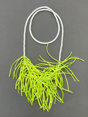 Бусы пляжные АКТИНИЯ M лимонный белый арт 44201 в магазине дизайнерских украшений Cherepaha.shop