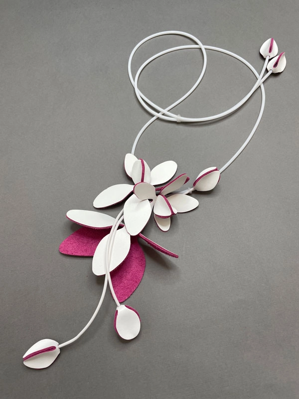 Колье из кожи МАГНОЛИЯ белый фуксия арт 35604 Колье из кожи МАГНОЛИЯ белый фуксия арт 35604