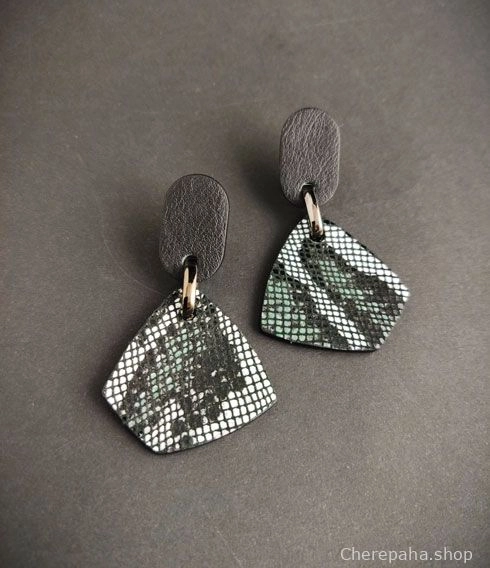 Серьги из кожи змея изумрудная арт 23414