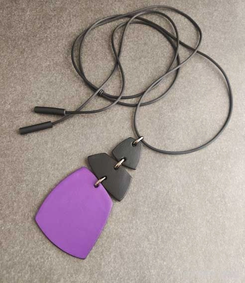 Кулон из кожи ТРИО фиолетовый арт 2339