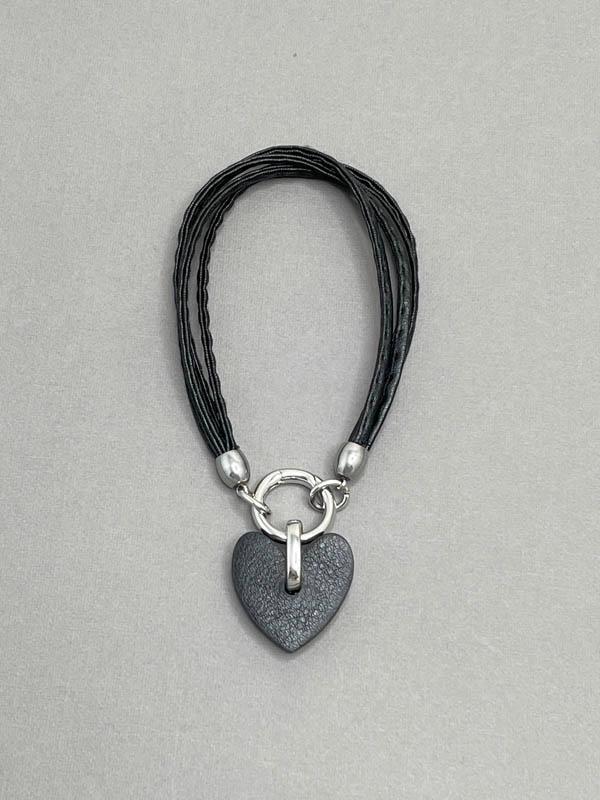 Браслет из кожи СЕРДЕЧКО чёрный арт 43601 Браслет из кожи СЕРДЕЧКО чёрный арт 43601