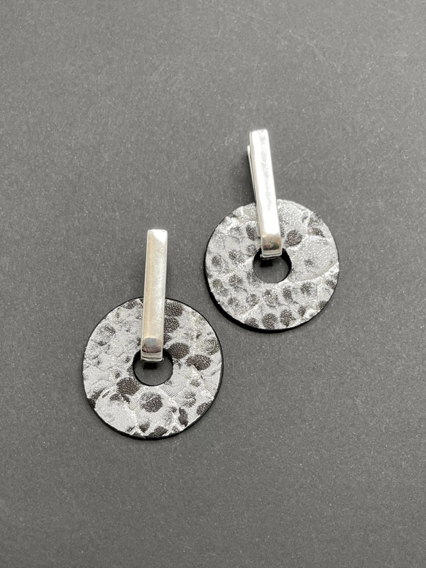 Серьги из кожи ДИСК серая змея чёрный арт 20912 Серьги из кожи ДИСК серая змея чёрный арт 20912