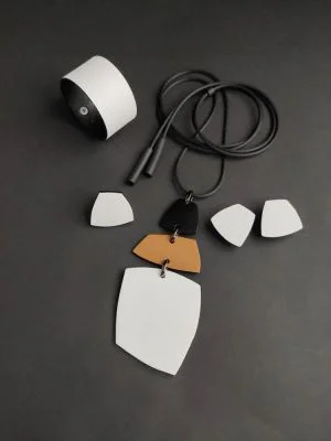 Комплект из кожи ТРИО 3 белый карамель чёрный арт 29205к в магазине дизайнерских украшений Cherepaha.shop