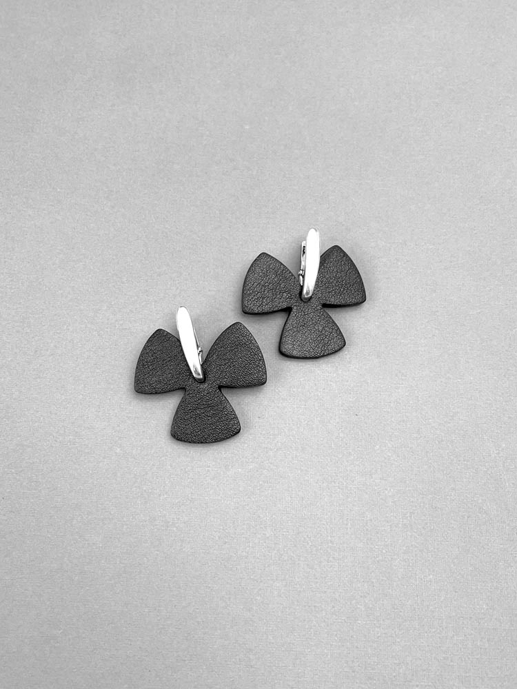 Серьги кожаные ТРИЛИСТНИК S чёрный арт 47001 Серьги кожаные ТРИЛИСТНИК S чёрный арт 47001