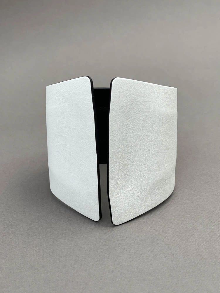 Браслет из кожи белый арт 32902 Браслет из кожи белый арт 32902