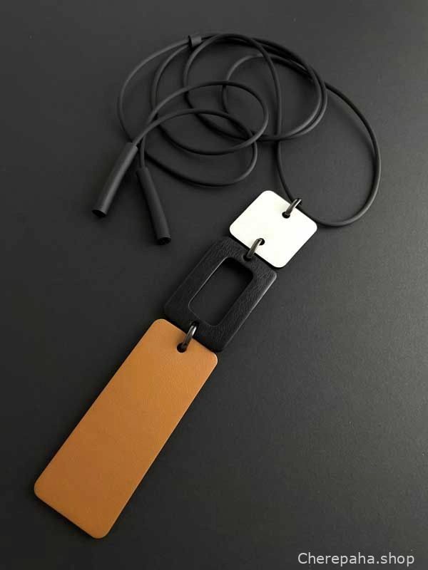 Кулон кожаный СТИК карамель белый арт 18611 Кулон кожаный СТИК карамель белый арт 18611