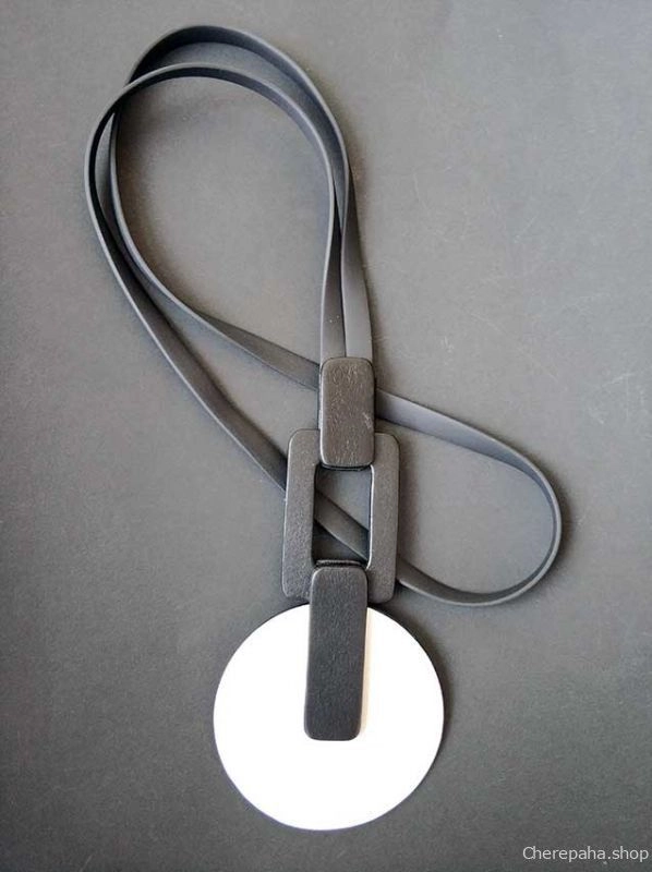 Кулон из кожи белый гладкий_чёрный арт 1365 Кулон из кожи белый гладкий_чёрный арт 1365