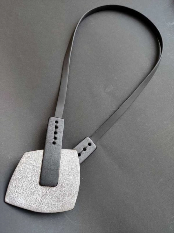 Колье из кожи КНОПКА серебро арт 1472