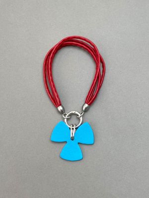 Браслет из кожи ТРИЛИСТНИК небесно-голубой красный арт 40508 в магазине дизайнерских украшений Cherepaha.shop