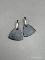 Серьги из кожи ТРЕУГОЛЬНИК S чёрный арт 37903 в магазине дизайнерских украшений Cherepaha.shop