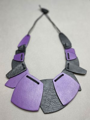 Колье из кожи ХЛОЯ двухслойное фиолетовый  чёрный арт 1184 в магазине дизайнерских украшений Cherepaha.shop
