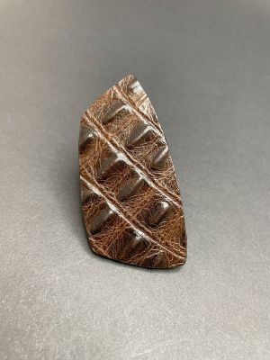 Кольцо кожаное АСИММЕТРИЯ M крокодил шоколадный арт 1783 в магазине дизайнерских украшений Cherepaha.shop