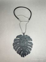 Кулон из кожи ЛИСТ чёрный арт 0531 в магазине дизайнерских украшений Cherepaha.shop