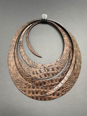 Колье из кожи СПИРАЛЬ шоколадный крокодил арт 00917 в магазине дизайнерских украшений Cherepaha.shop