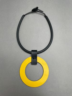 Колье из кожи КОЛЬЦО жёлтый арт 35902 в магазине дизайнерских украшений Cherepaha.shop
