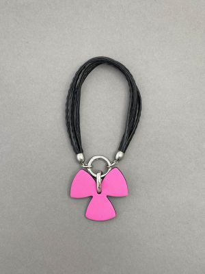 Браслет из кожи ТРИЛИСТНИК фуксия чёрный арт 40505 в магазине дизайнерских украшений Cherepaha.shop