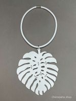 Колье из кожи ЛИСТ белый арт 0023 в магазине дизайнерских украшений Cherepaha.shop