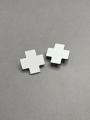 Серьги из кожи КРЕСТ S белый арт 27902 в магазине дизайнерских украшений Cherepaha.shop