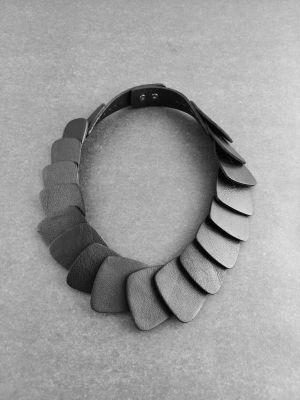 Колье из кожи чёрный арт 33801 в магазине дизайнерских украшений Cherepaha.shop