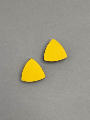 Серьги из кожи ТРЕУГОЛЬНИК пусеты жёлтый чёрный арт 41504 в магазине дизайнерских украшений Cherepaha.shop
