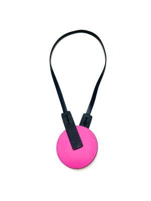 Колье из кожи КНОПКА КРУГ фуксия арт 2262 в магазине дизайнерских украшений Cherepaha.shop