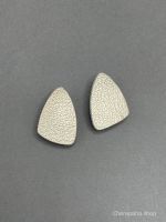 Серьги из кожи ЛЕПЕСТОК S шампань арт 21412 в магазине дизайнерских украшений Cherepaha.shop