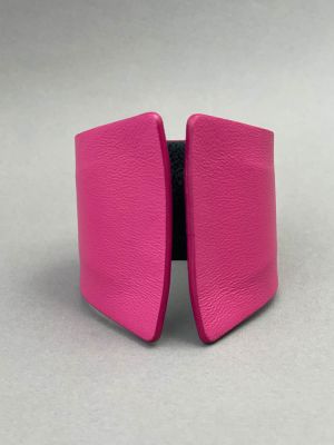 Браслет из кожи фуксия арт 32903 в магазине дизайнерских украшений Cherepaha.shop