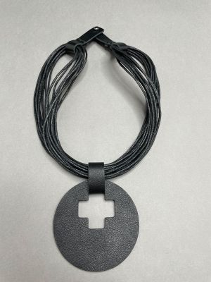 Колье из кожи КРЕСТ арт 36901 в магазине дизайнерских украшений Cherepaha.shop