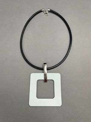 Кулон из кожи ФРЕЙМ белый арт 31802 в магазине дизайнерских украшений Cherepaha.shop