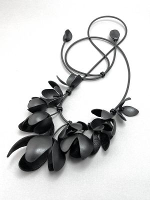 Бусы из кожи МАГНОЛИЯ чёрный арт 35001 в магазине дизайнерских украшений Cherepaha.shop