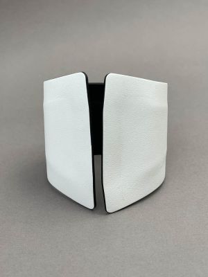 Браслет из кожи белый арт 32902 в магазине дизайнерских украшений Cherepaha.shop