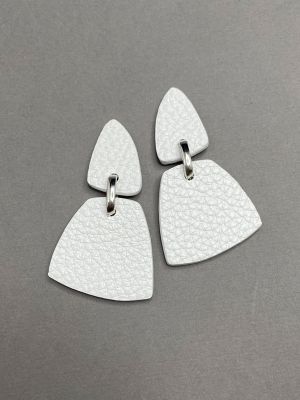 Серьги из кожи белый арт 37607 в магазине дизайнерских украшений Cherepaha.shop