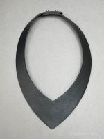Гривна из кожи V чёрный арт 41201 в магазине дизайнерских украшений Cherepaha.shop