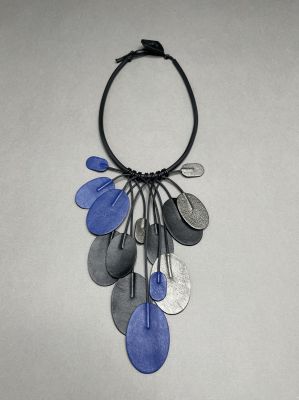 Ожерелье из кожи ЛИАНА ОВА синий серебро арт 34401 в магазине дизайнерских украшений Cherepaha.shop