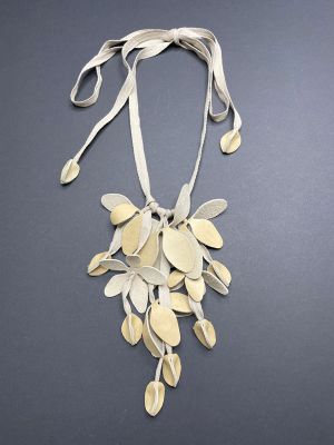 Бусы кожаные МАГНОЛИЯ песочный арт 34601 в магазине дизайнерских украшений Cherepaha.shop