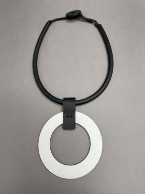 Колье из кожи КОЛЬЦО белый арт 35903 в магазине дизайнерских украшений Cherepaha.shop